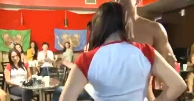 Địt em giữa quán